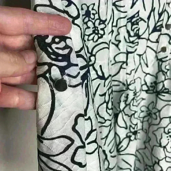 NWT Cathy Daniels Simply Textured Roll Tab Sleeve Print Top Sz S - Picture 7 of 12